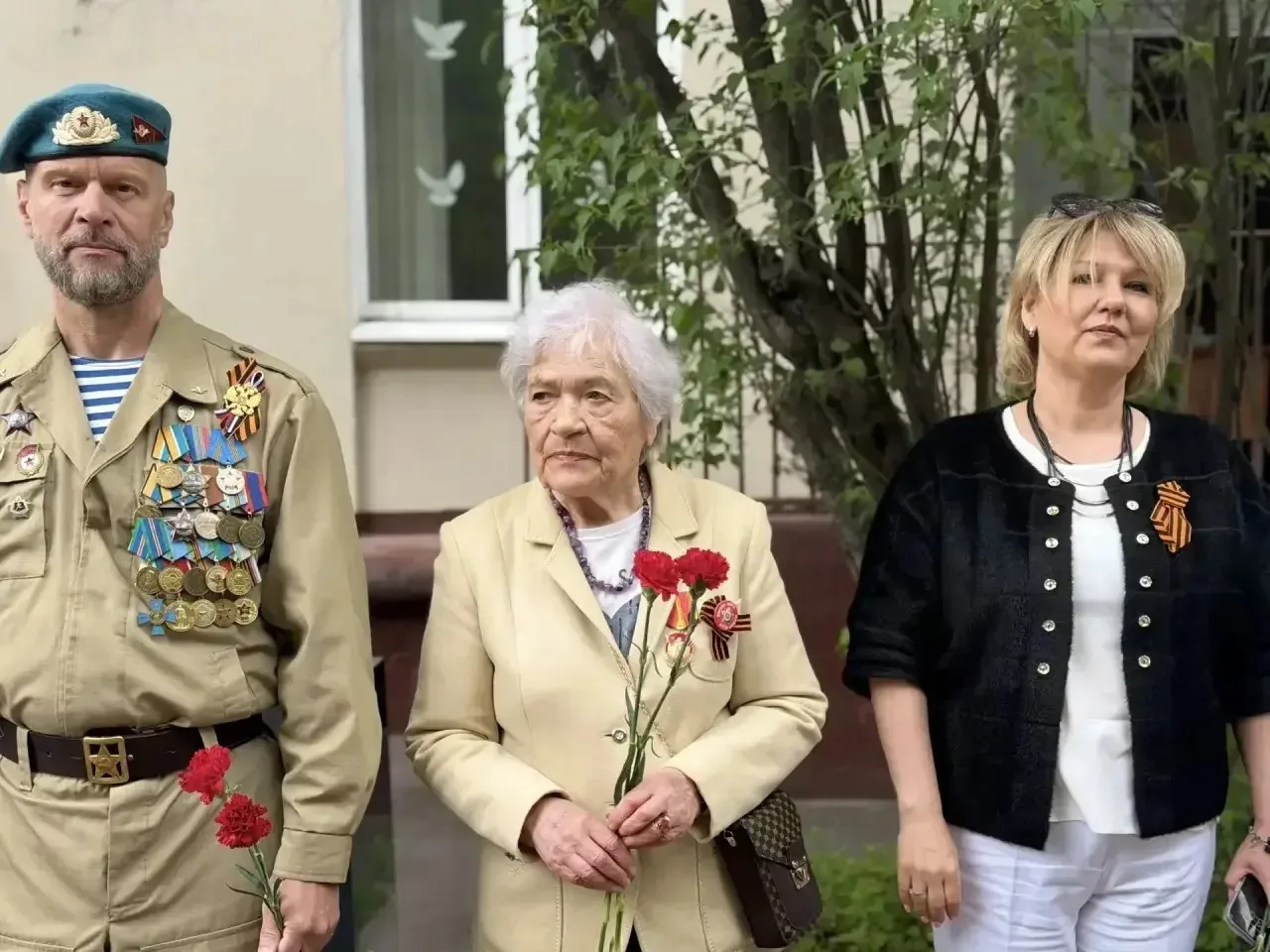КРАСНЫЕ ГВОЗДИКИ  🎖️ На школьной площадке Бойцовая, 20 нашего Образовательного квартала, у памятного