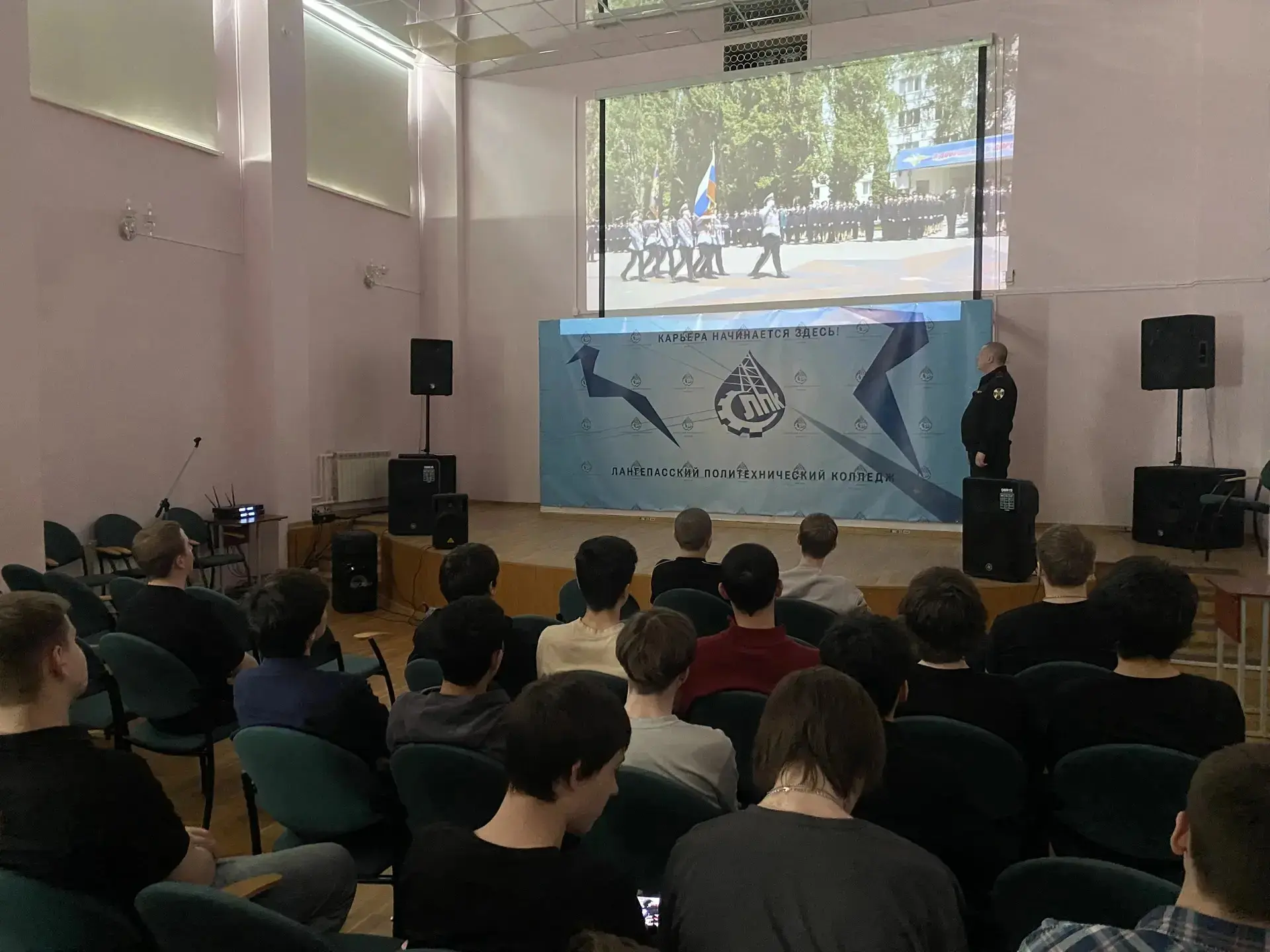 Сотрудники Лангепасского отдела вневедомственной охраны — лейтенант полиции Батищев Максим Анатольев