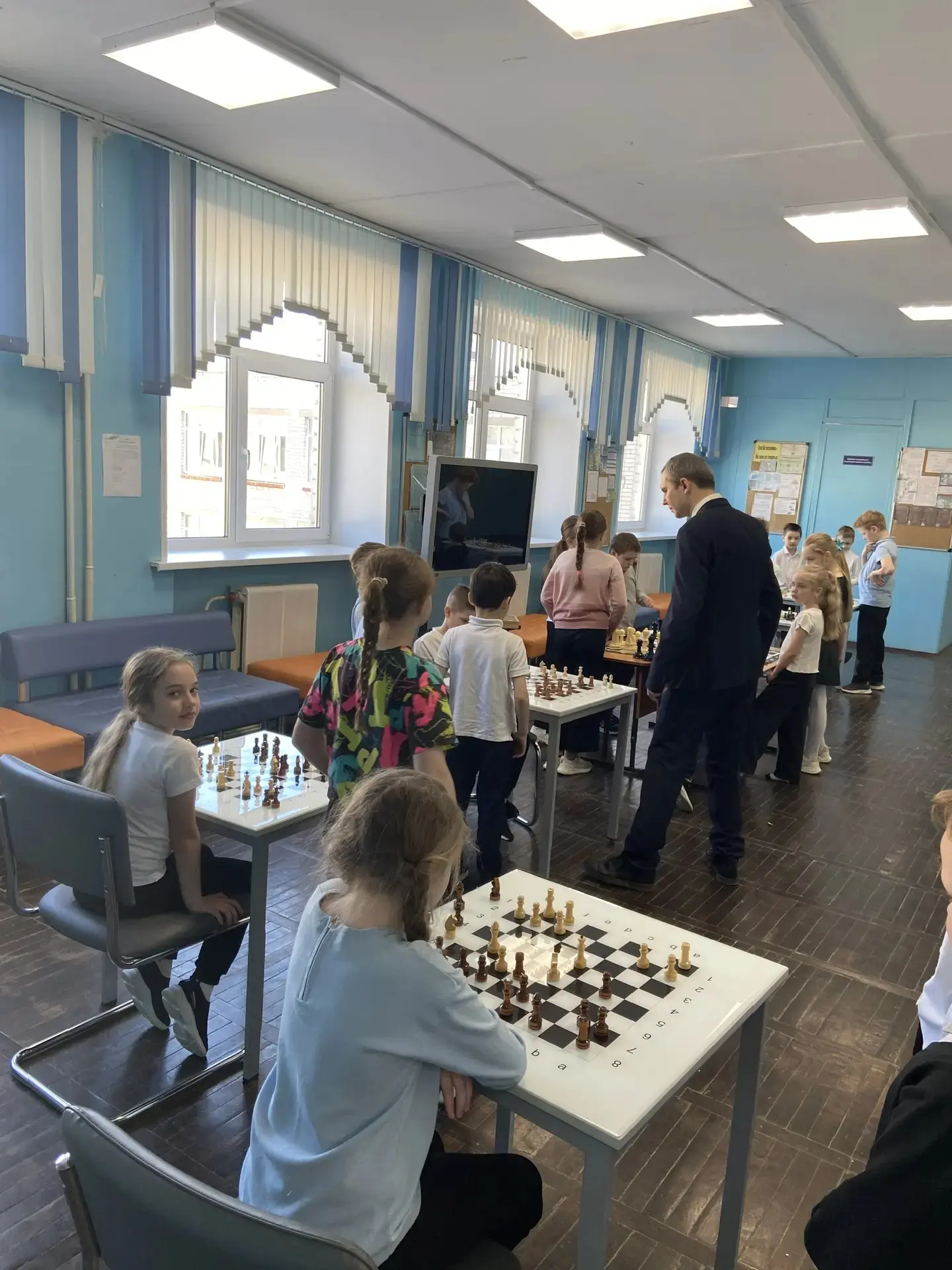 ♟️ Шахматный турнир на переменах в начальной школе!  В нашей школе стартовали тематические перемены 