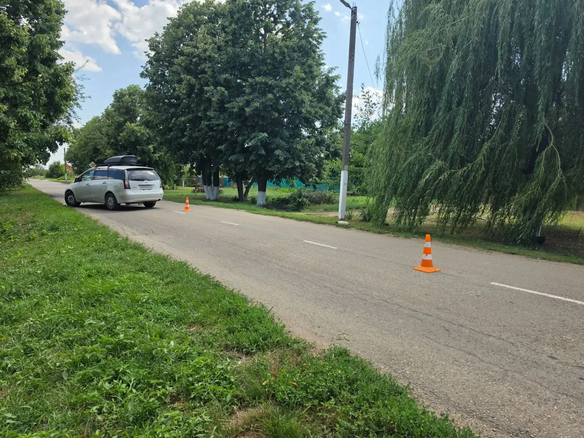 🚨 В станице Придорожной ребёнок упал с дерева прямо под автомобиль

Днём 1 августа, около 14:05, в 