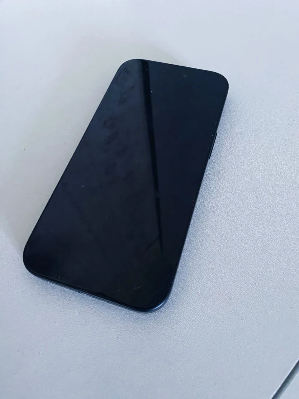 Здравствуйте. Продам iPhone 15. Купила в апреле этого года.  Телефон чист, идёт в комплекте с двумя 