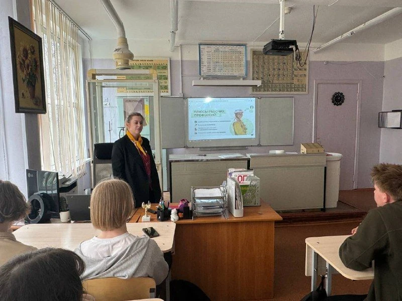 С Праздником весны и труда! А ещё — немного о важных профессиях  Дорогие ребята, учителя и родители!