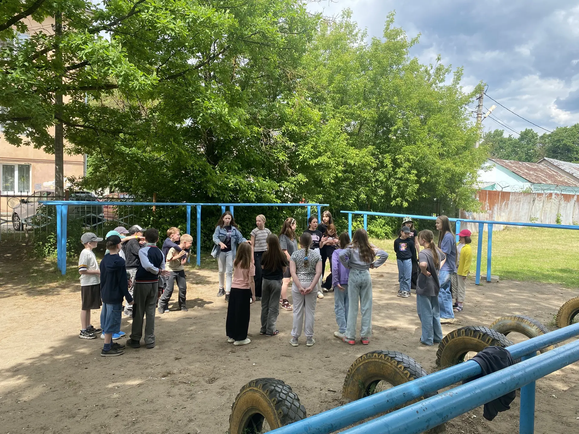✨Старшеклассники заглянули в лагерь и устроили для ребят весёлый праздник: игры и море ...