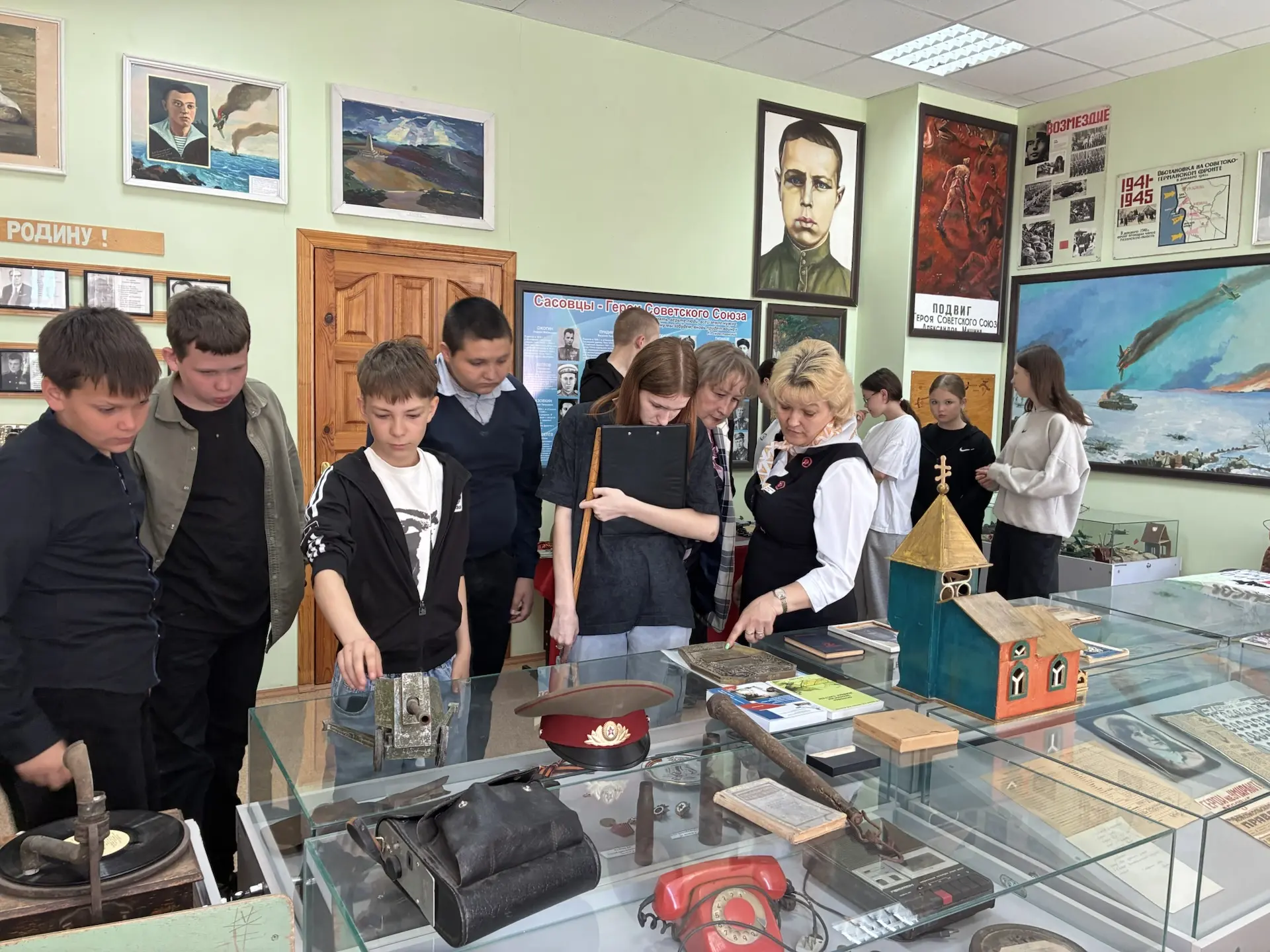 Международный день музеев. Экскурсия в школьный краеведческий  музей.