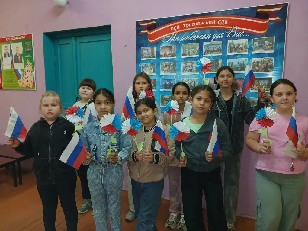 🇷🇺 В рамках Всероссийской акции «Цвета Родины» в Троснянском сельском Доме культуры п...