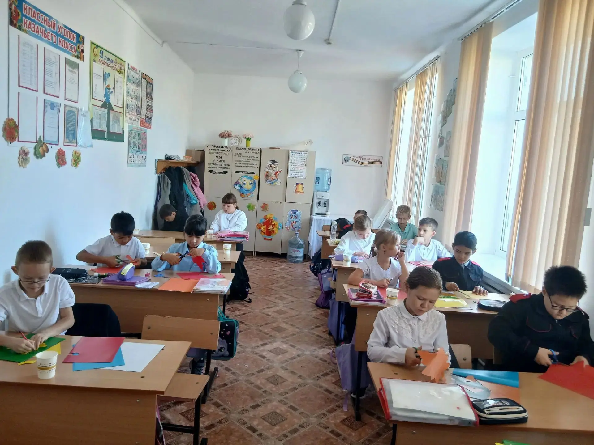 Ко Дню учителя ребята из 3б класса совместно с классным руководителем Свиридовой Г.В. п...