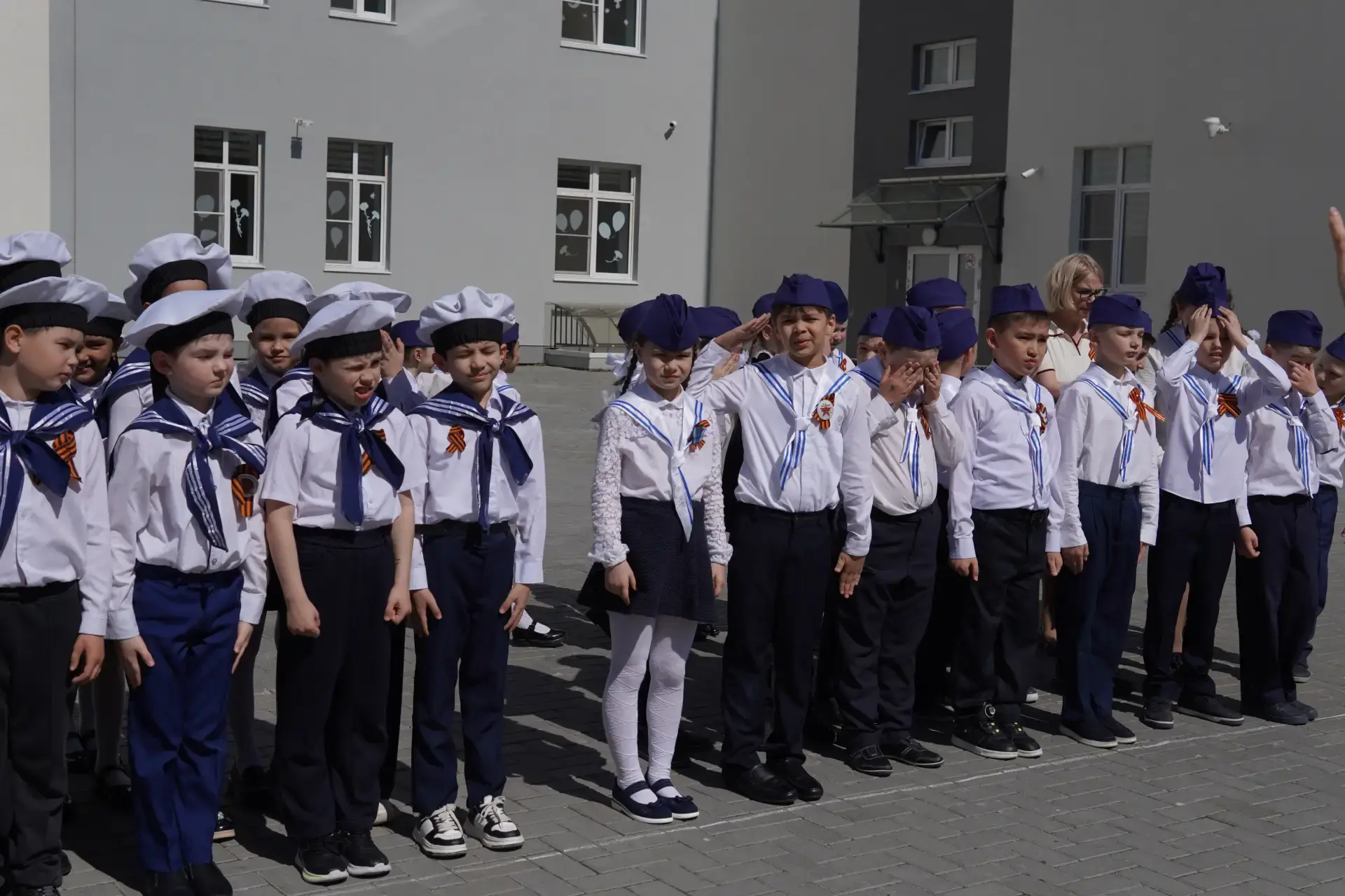 🌟 Внимание! Смотр строя и песни в начальной школе  6 мая на базе нашей школы прошло одно из самых зр