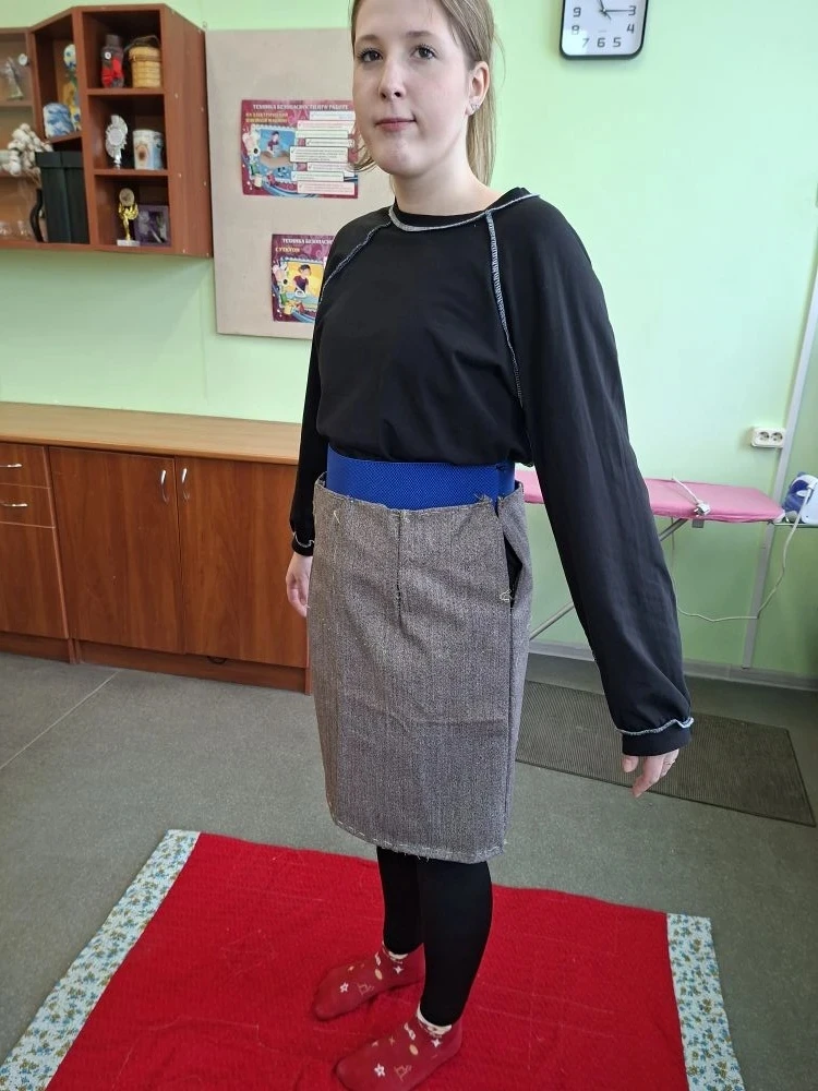 Сильно потрудиться пришлось  ученицам 7 "В" класса при пошиве прямой юбки! Капризные вытачки, застёж