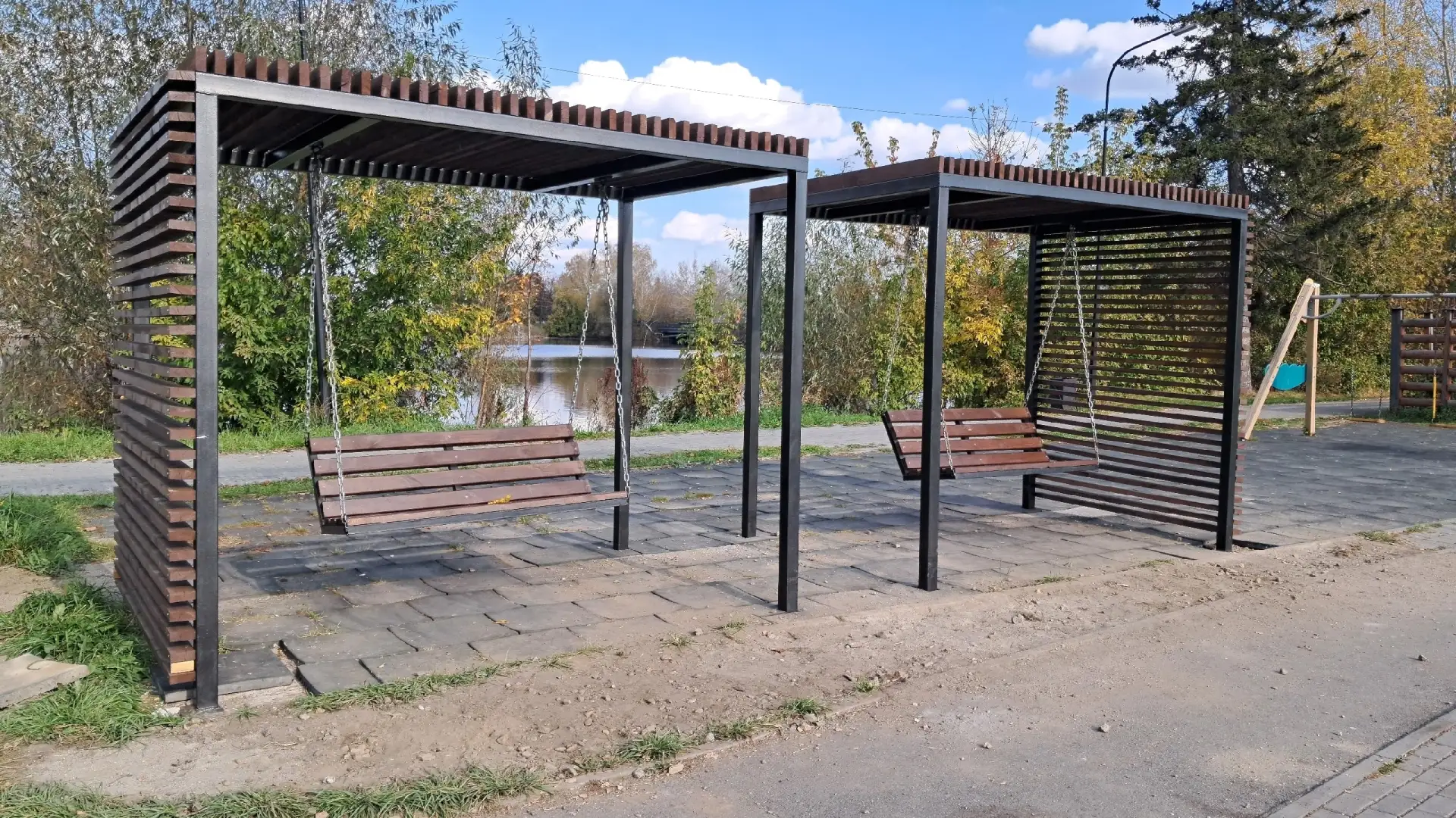 🍂 Теперь наслаждаться осенней красотой в Кыштыме стало ещё приятнее. В парке имени А. ...