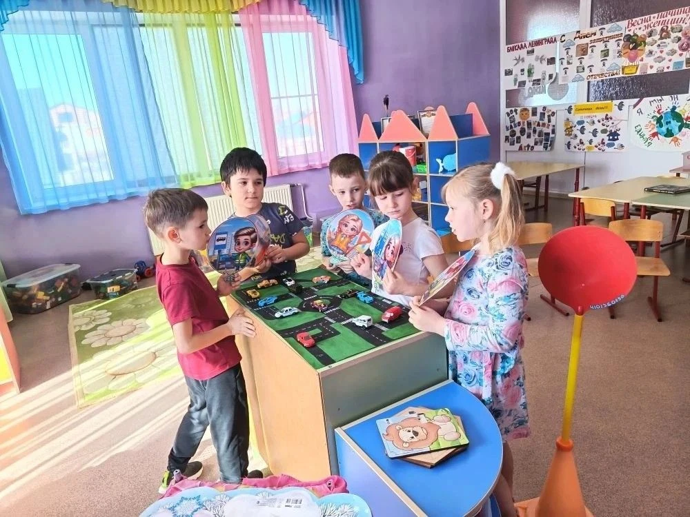 Наши юные ЮИДовцы продолжают активно изучать правила дорожного движения. Занятия проход...