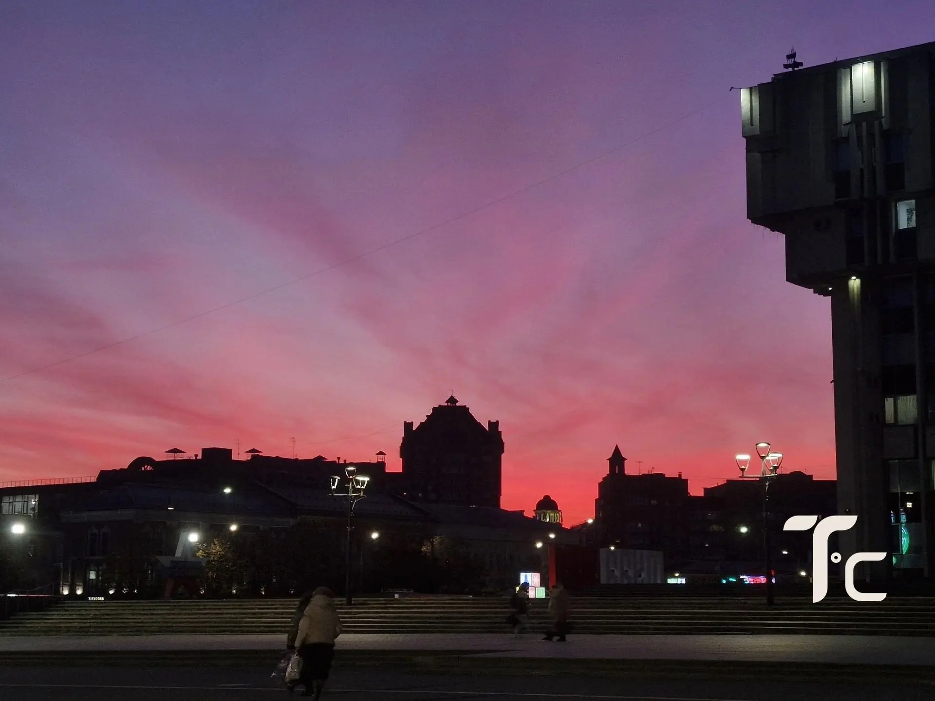 🌅 Вечерняя палитра над городом​