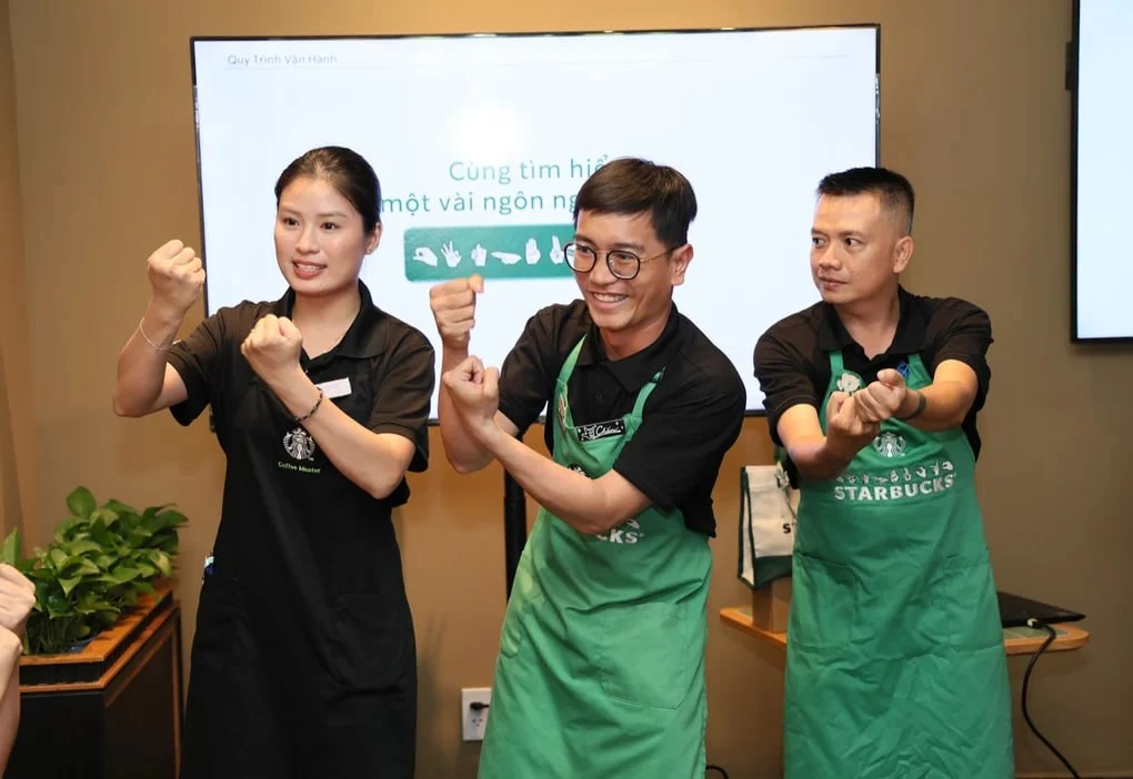 🔜 Starbucks развивает доступную среду: открыт магазин с обслуживанием на жестовом языке