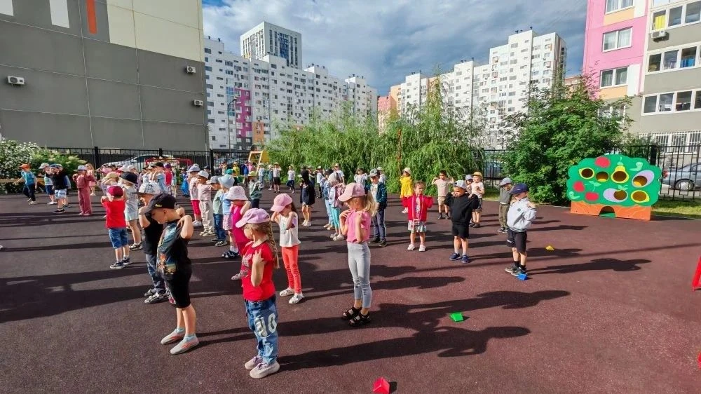 Знаете, в чем секрет бодрого настроения ребенка на весь день? Это утренняя зарядка на свежем воздухе