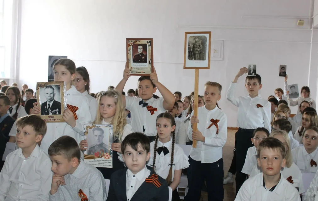 День победы отпраздновала параллель 4-х классов. Девизом праздника стали строки стихотворения: Я пом