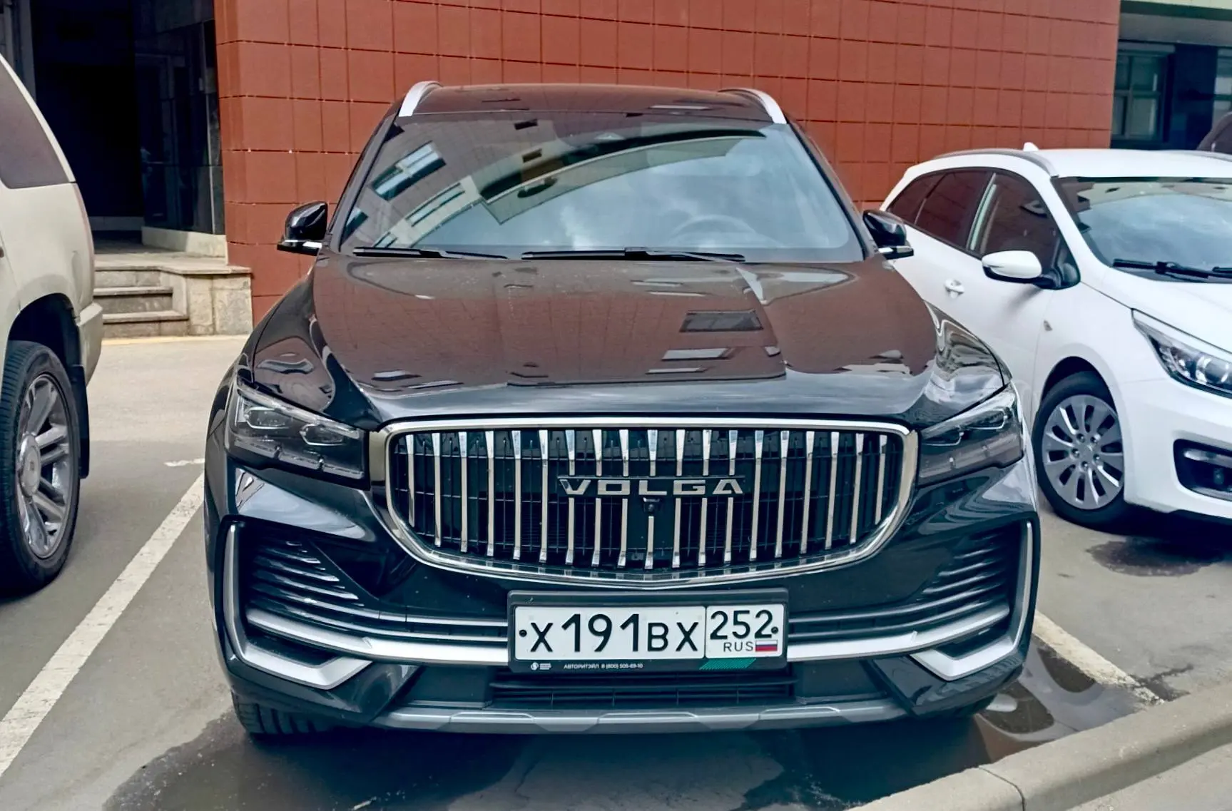 Седан Volga C50 и кроссовер Volga K50 на улицах Москвы  Фото: телеграм-канал «Автопоток»  @autonews_