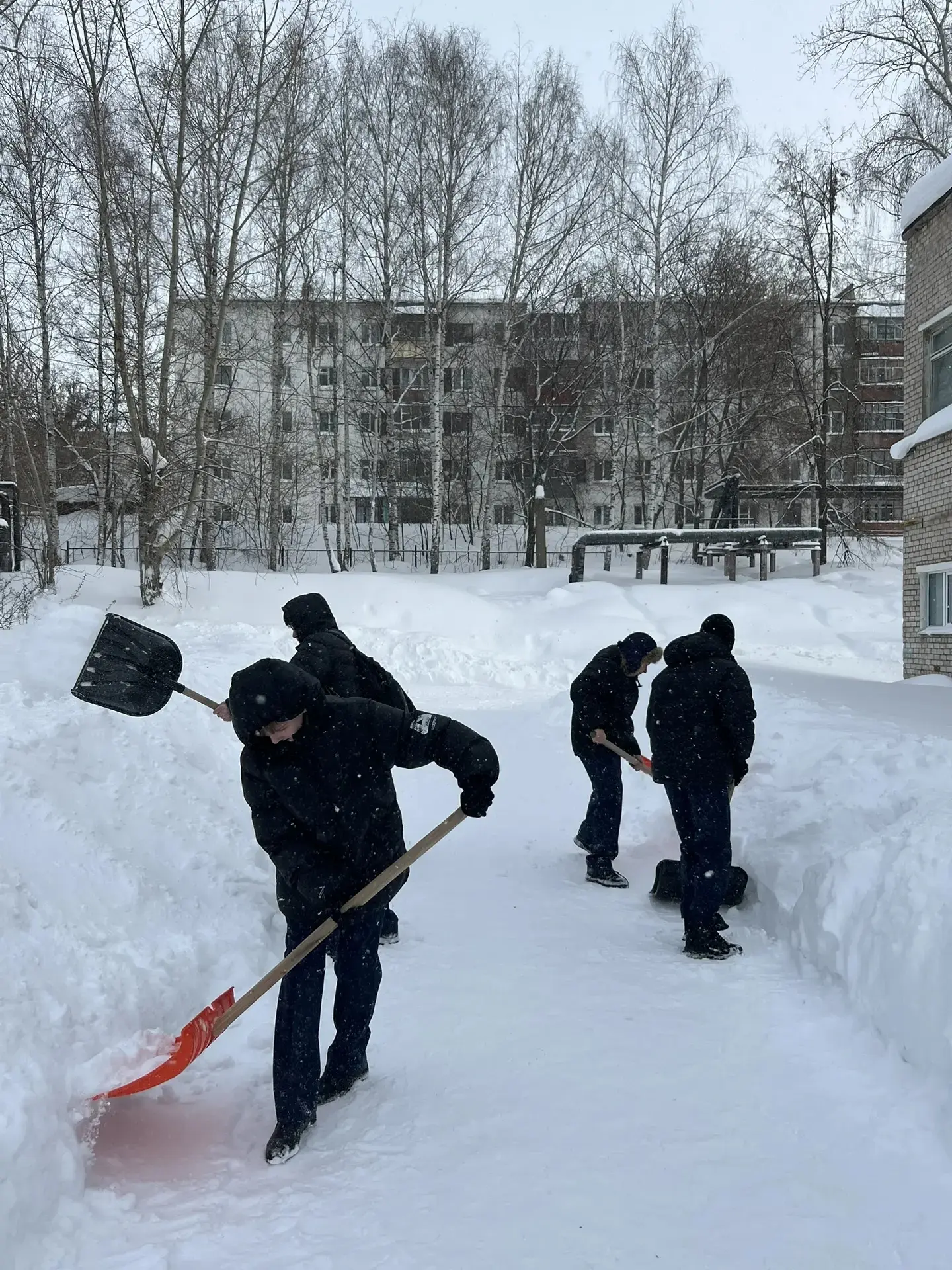 👏 Трудовые отряды подростков нашей школы вновь доказывают свою значимость и ответственность! Под рук