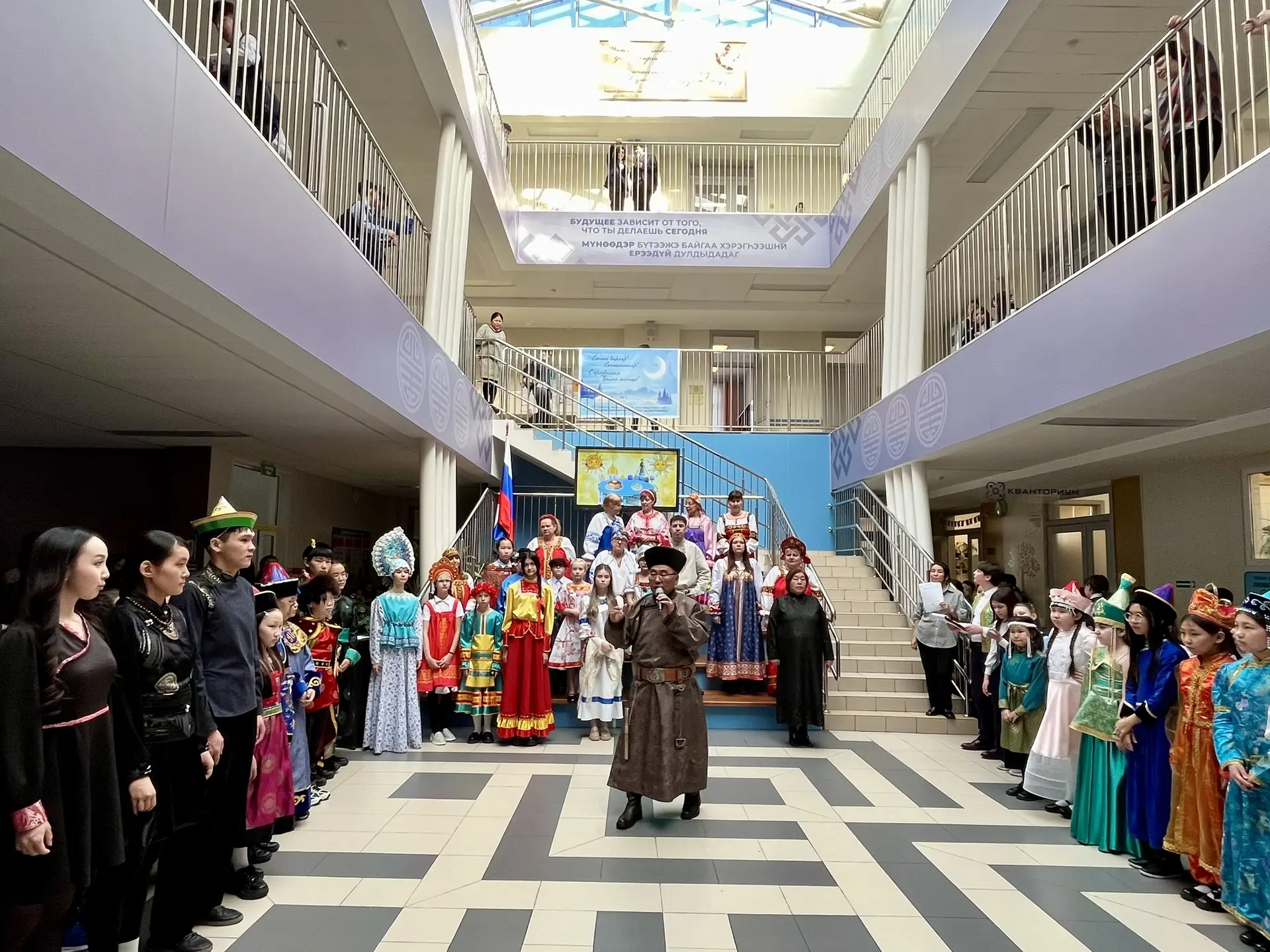 🎉Дефиле-путешествие в мир традиций!🎉     Насыщенная праздничная неделя завершилась по-настоящему ярк