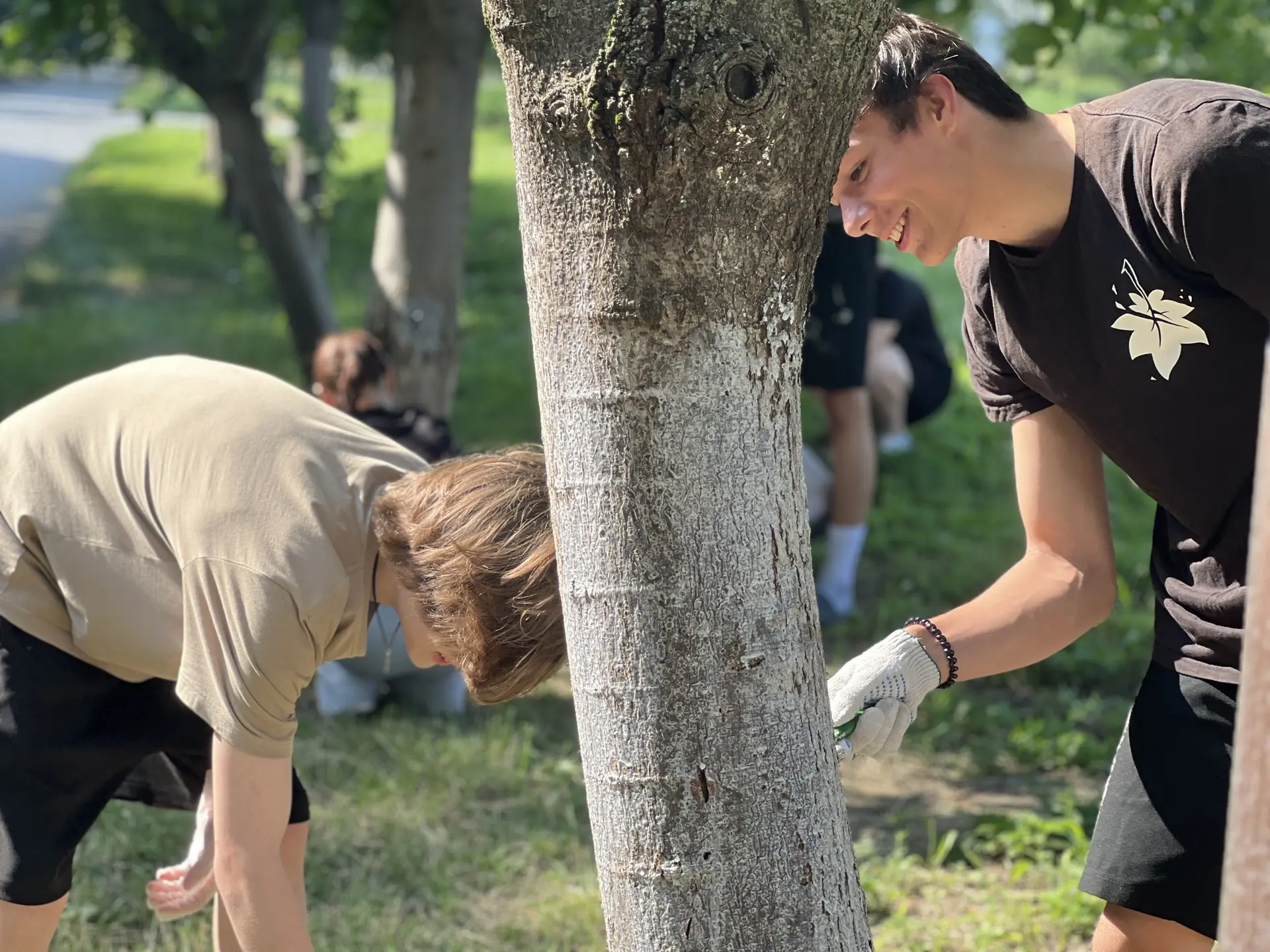 ☘️Летнее обновление: наши ребята вышли на побелку деревьев!             🌳✨Сегодня у нас прошёл наст