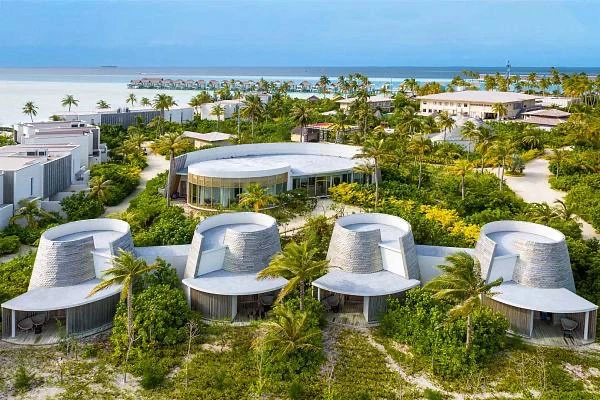 Если SAii Lagoon — это спокойствие и расслабленная атмосфера, то Hard Rock Hotel Maldiv...