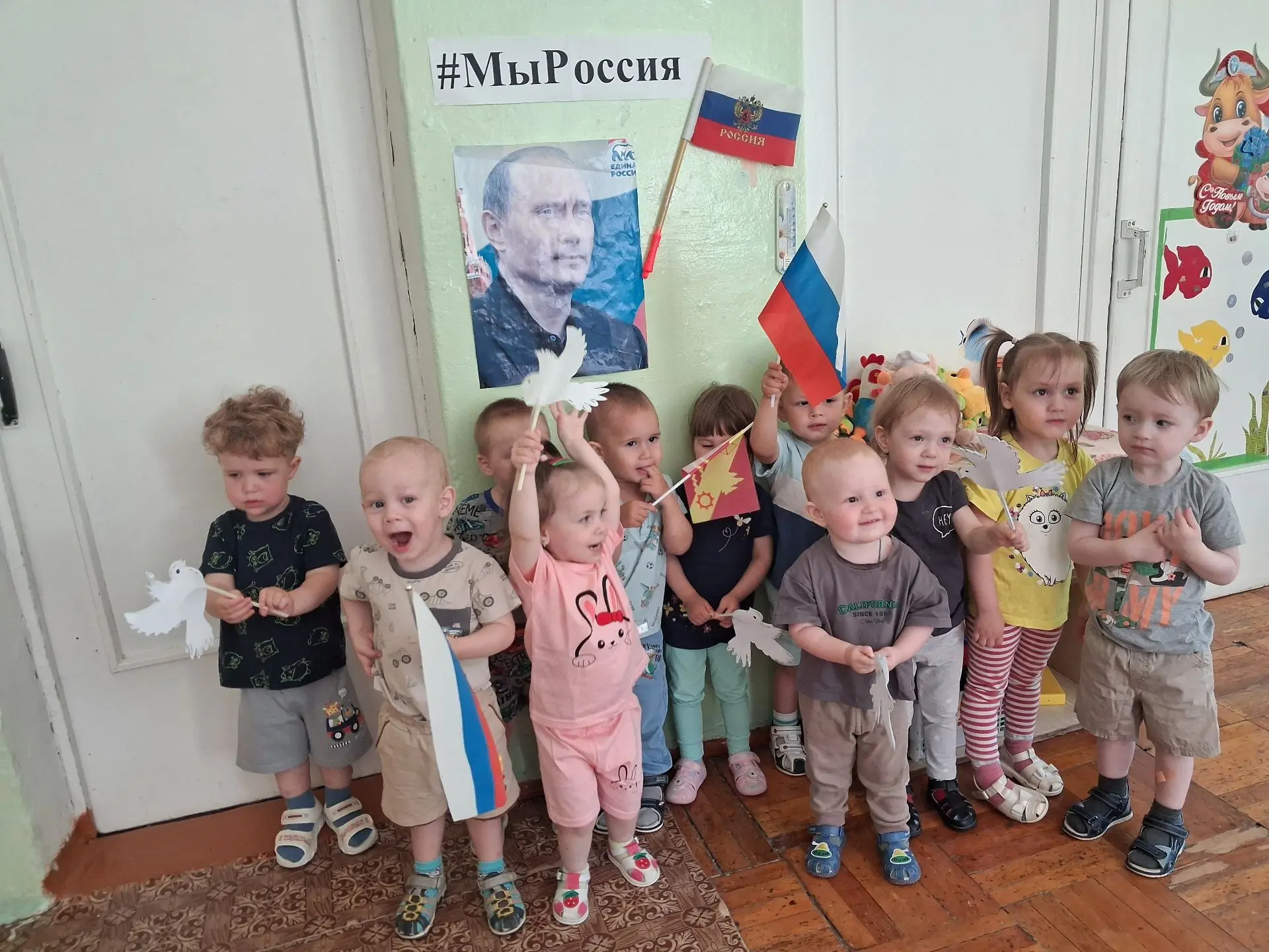 🇷🇺🇷🇺🇷🇺Воспитанники младшей группы "Горошинки" участвуют в фоточеллендже "Россия - это мы!"🇷🇺