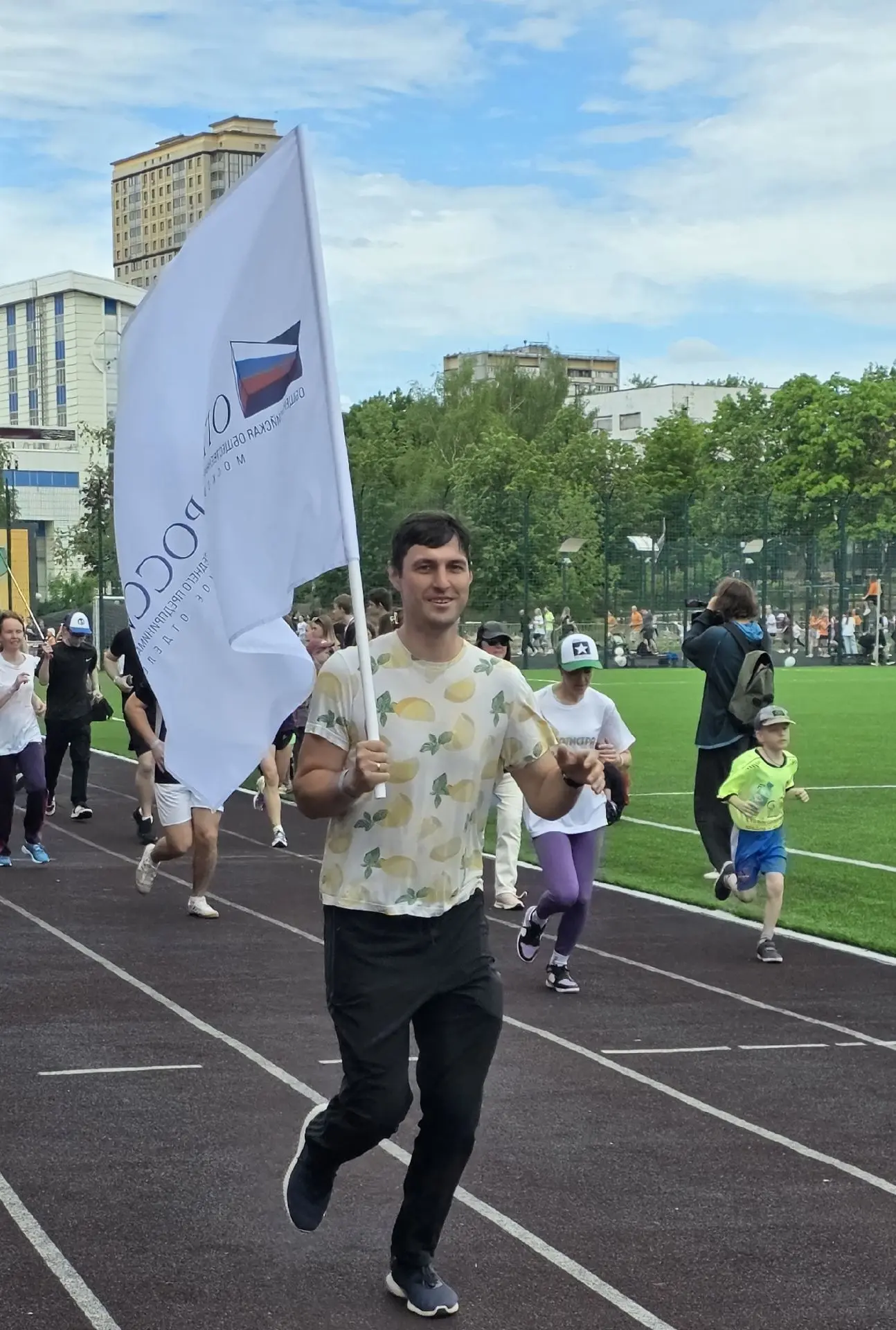 Вчера, 23 мая, я участвовал в благотворительном забеге «Я бегу — ребёнку помогу» в Одинцово.

Я бежа
