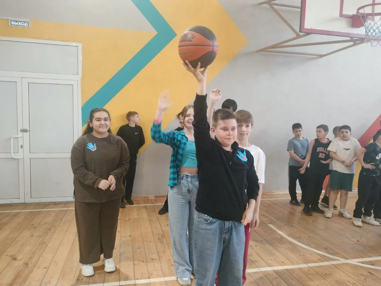 НЕСЁТ ЛИ КРАСНЫЙ ЦВЕТ УДАЧУ? 🤔 Юбилейный слёт лидеров в школе №21 собрал активистов 31 марта. День н