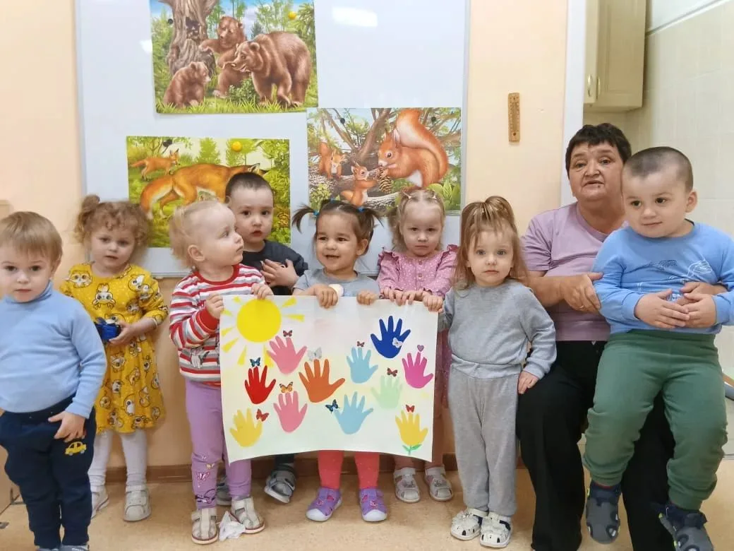 Аппликация ,,  Ладошки  -  
цветочки для мамочки "
Цель :  Развитие  творческих способностей детей.
