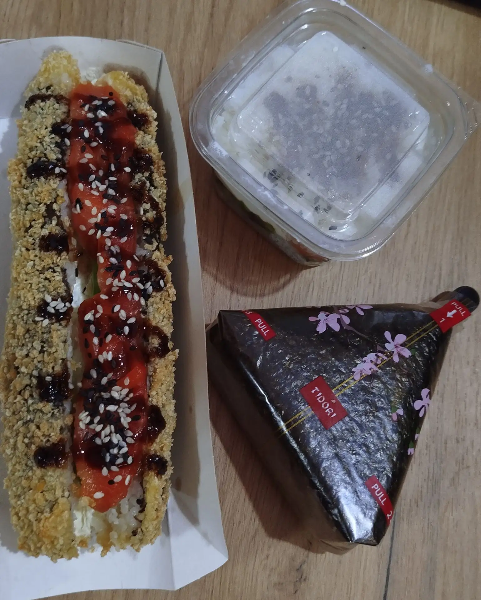 Ролл-доги, онигири и суши- трайфлы 🍣 с красной рыбой и снежным крабом в наличии и под ...