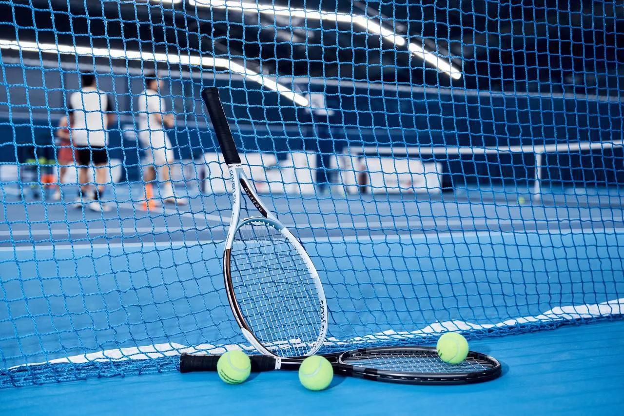 🎾 Погода подает, вы отбиваете!