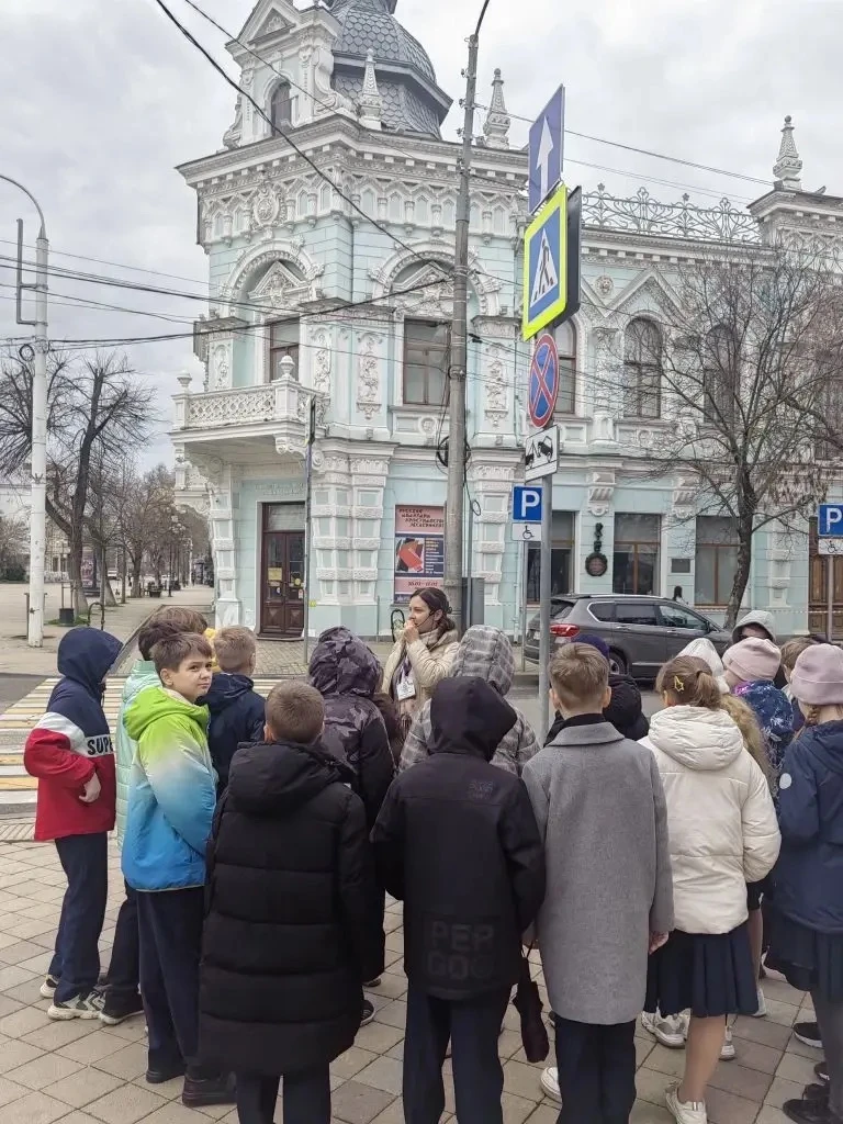 Сегодня учащиеся 4"А"класса побывали на увлекательной экскурсии по родному Краснодару. ⛪Первым пункт