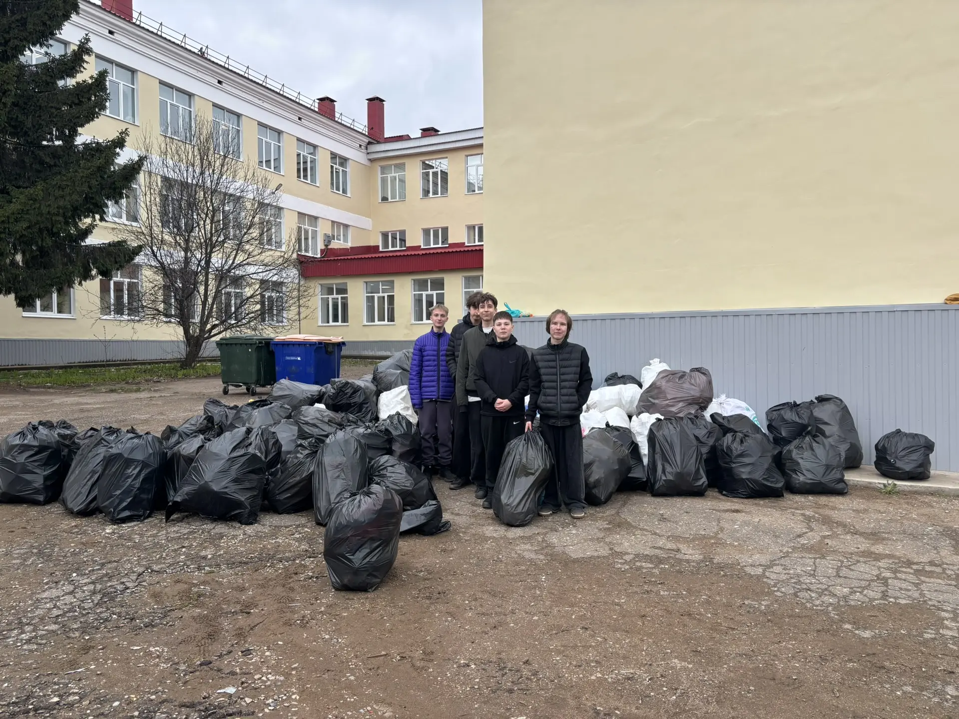 ♻️ Сделаем мир чище: в нашей школе прошел сбор пластика! Маленькие крышечки и пластиковые бутылки — 