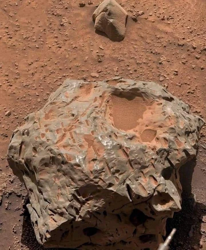 Железо-никелевый метеорит, запечатленный марсоходом «Кьюриосити»

Космос 🌏