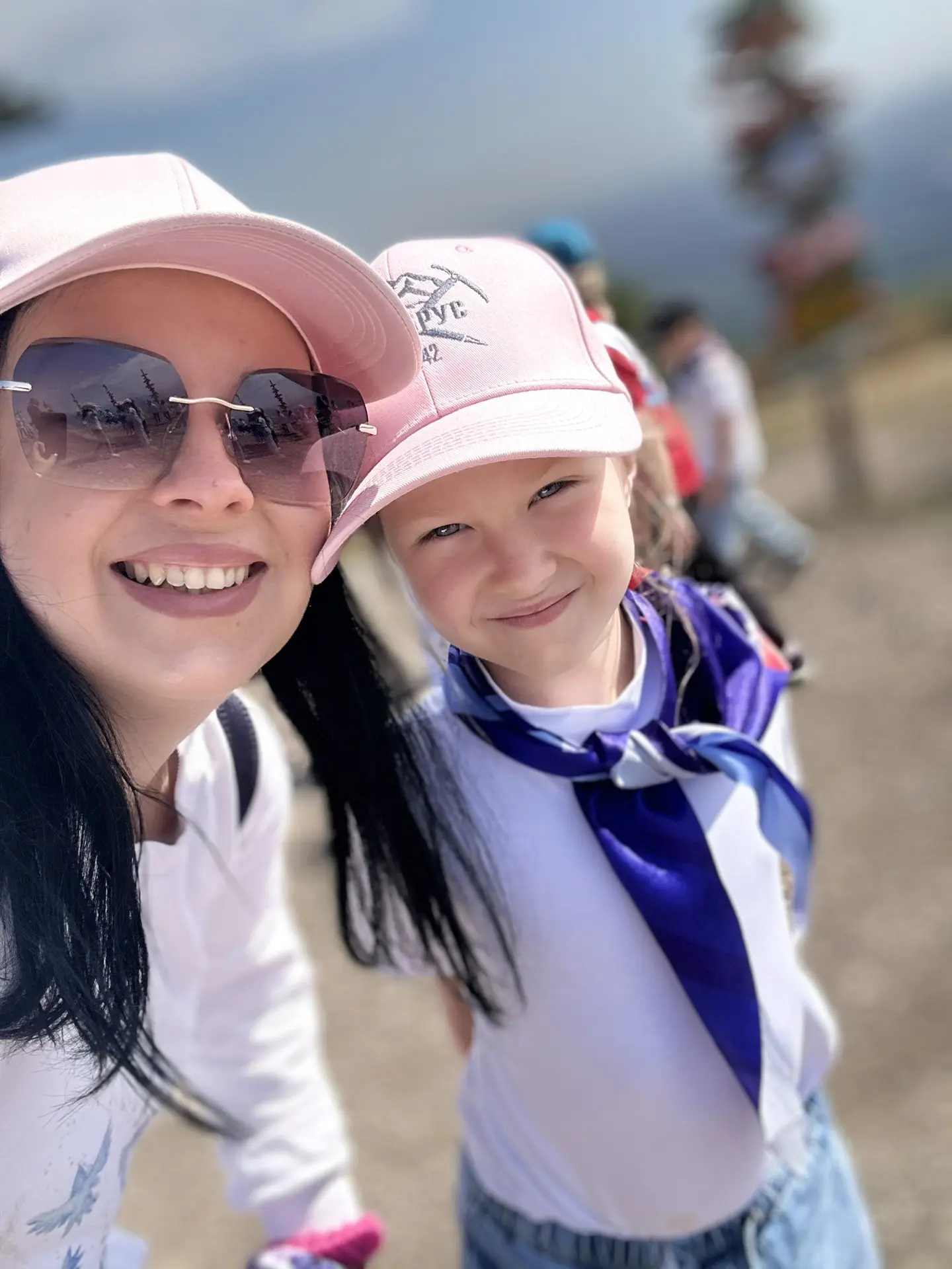 Сегодня с классом дочки ходили на экскурсию на Машук 🏔️ Поднимались по канатной дороге...