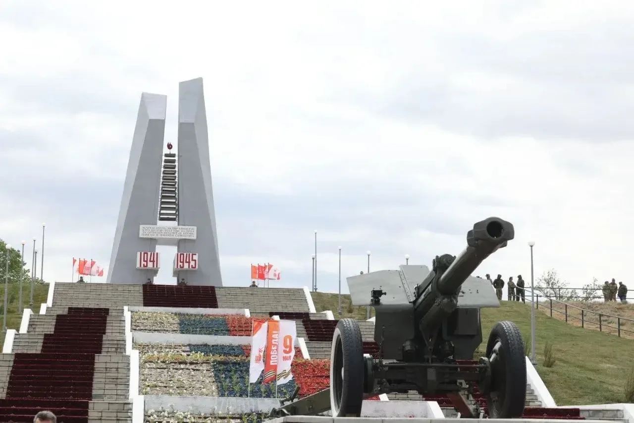 Возвращаясь из командировки со стороны Астрахани, осмотрел мемориальный комплекс 28-й а...