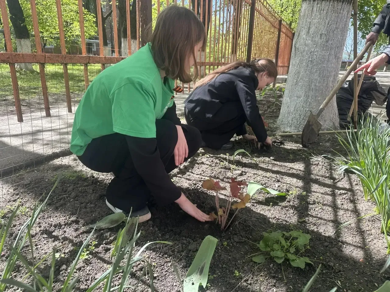 🌳 «Сад Памяти»: волонтёры и школьники почтили память героев Великой Отечественной войны  Волонтёры с