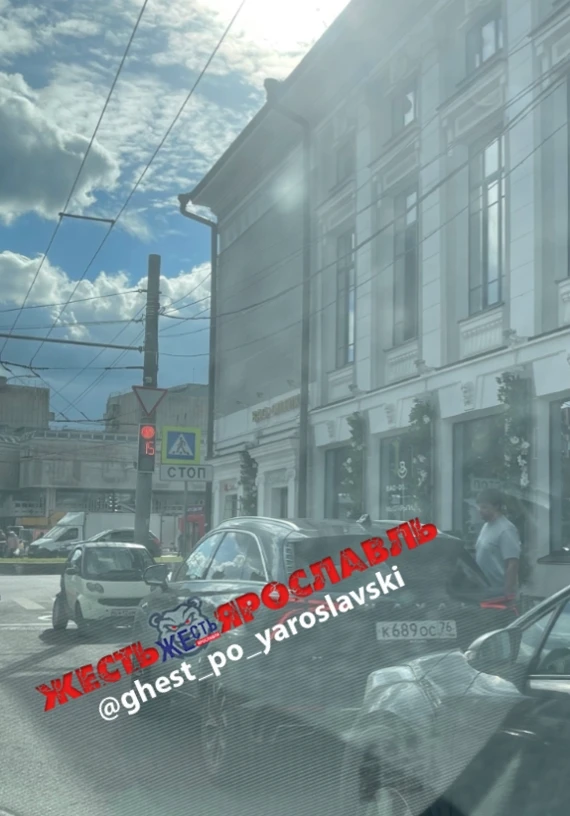 Мало того, что стоит под знаком «Остановка запрещена», так ещё и на встречной полосе!