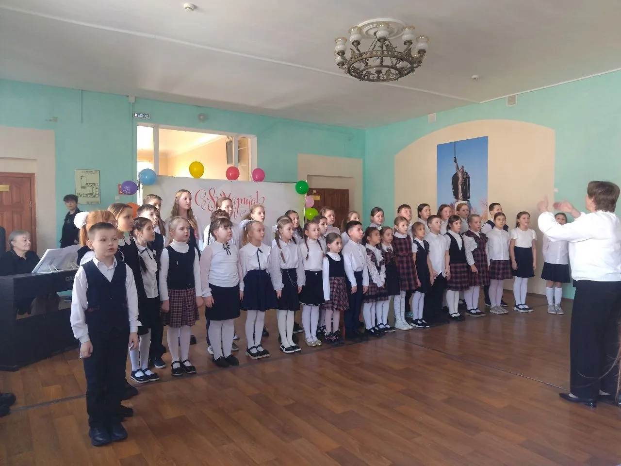 Праздник Весны в разгаре! Концерт состоялся в школе - это приветствие лучшей половине ч...