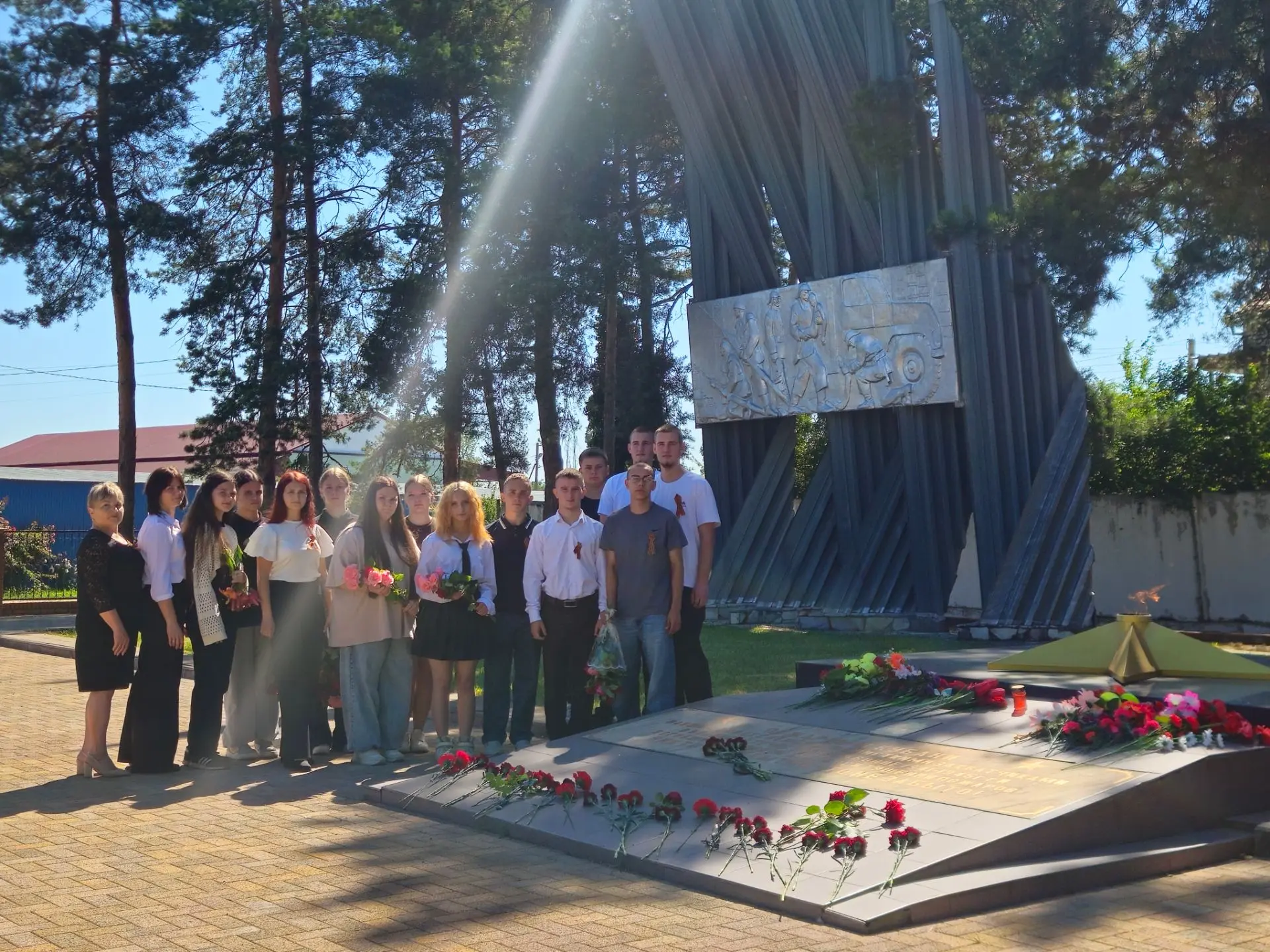 🕯️ Сегодня, в День памяти и скорби, студенты АТПА почтили память героев.

 Они возложили цветы у па