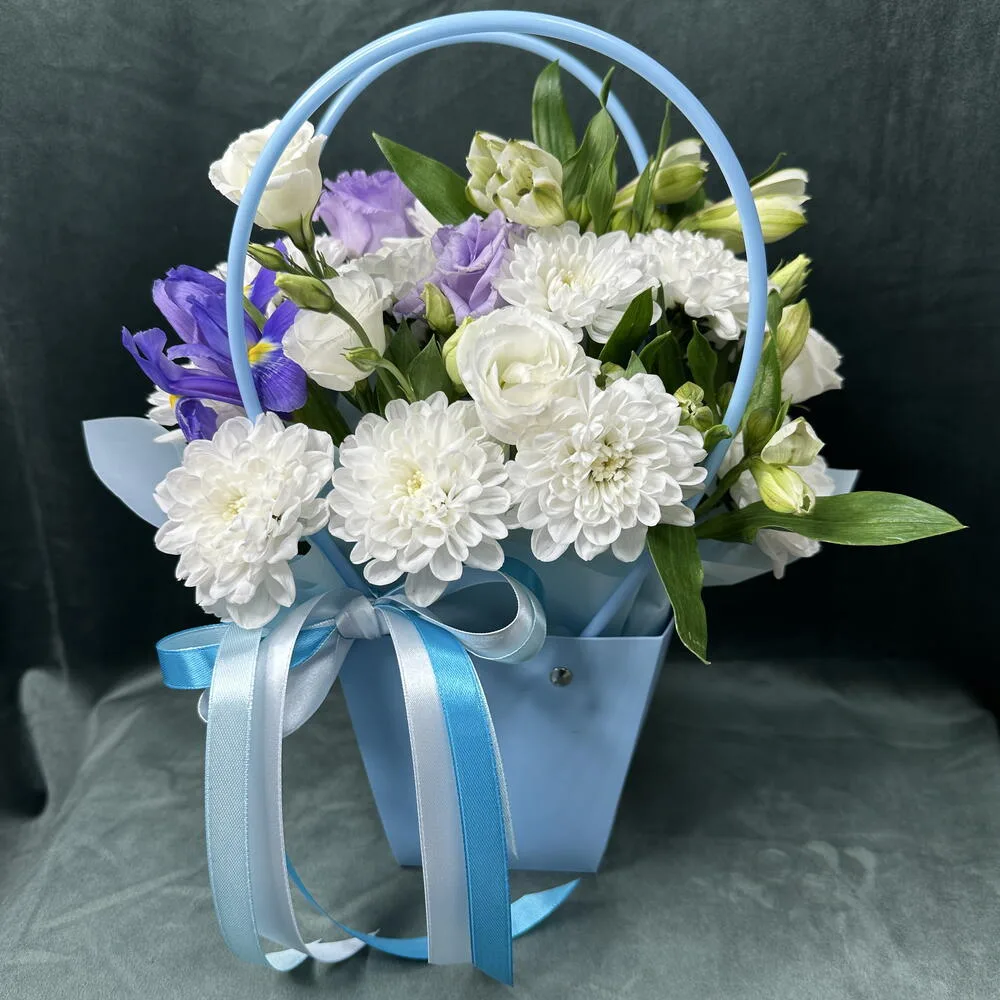 🌸 Композиция в сумочке из ириса, эустомы и хризантемы 30 см