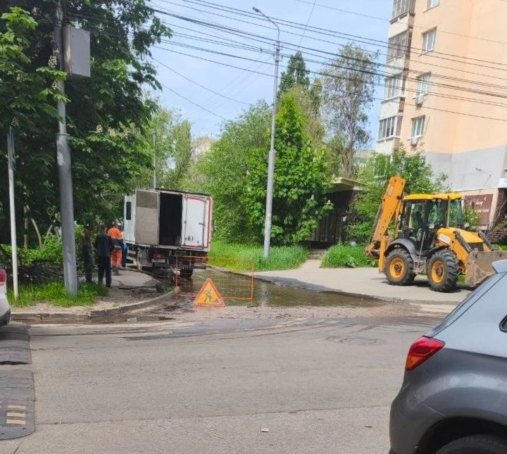 Чинят протечку на Федоровской, это радует 🤗