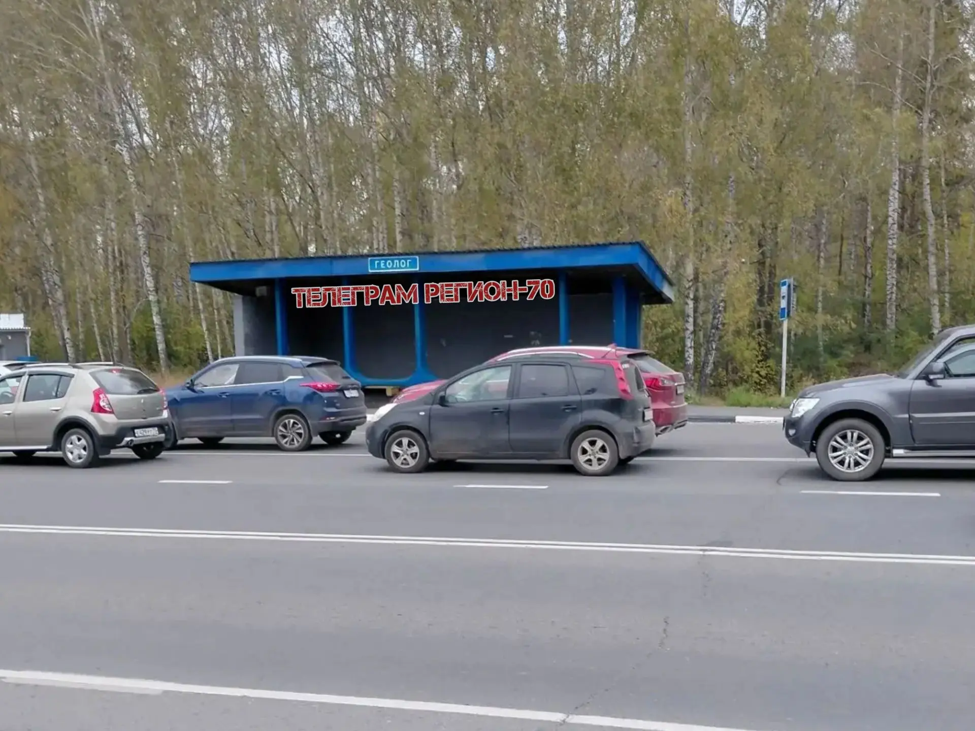 🗣 От подписчика 😡 Остановка «Геологов» превратилась в парковку у заправки. Машины сто...