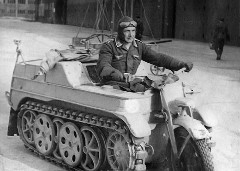 Военнослужащий люфтваффе на полугусеничном тягаче NSU НК-101 (Sd.Kfz.2).