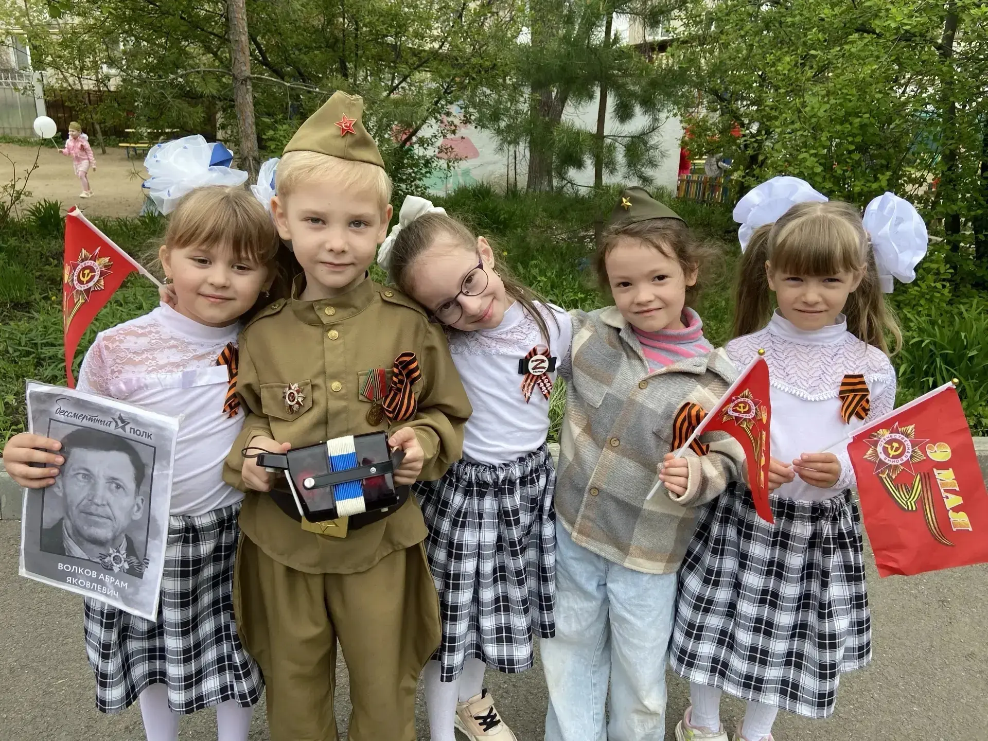Праздник радостный и светлый
Отмечает вся страна.
Пусть всем мирно солнце светит
Миру не нужна война