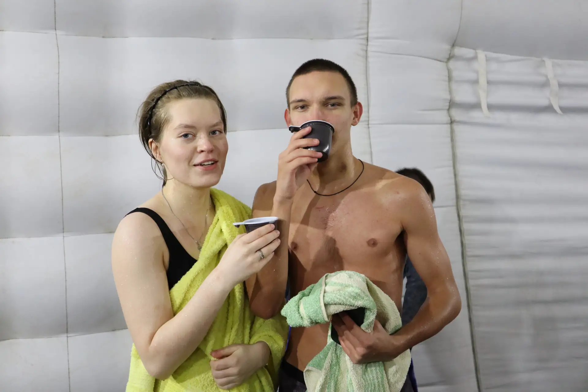 Крещенские купания начались в Академическом!   Перед открытием купелей верующих поприветствовал наст