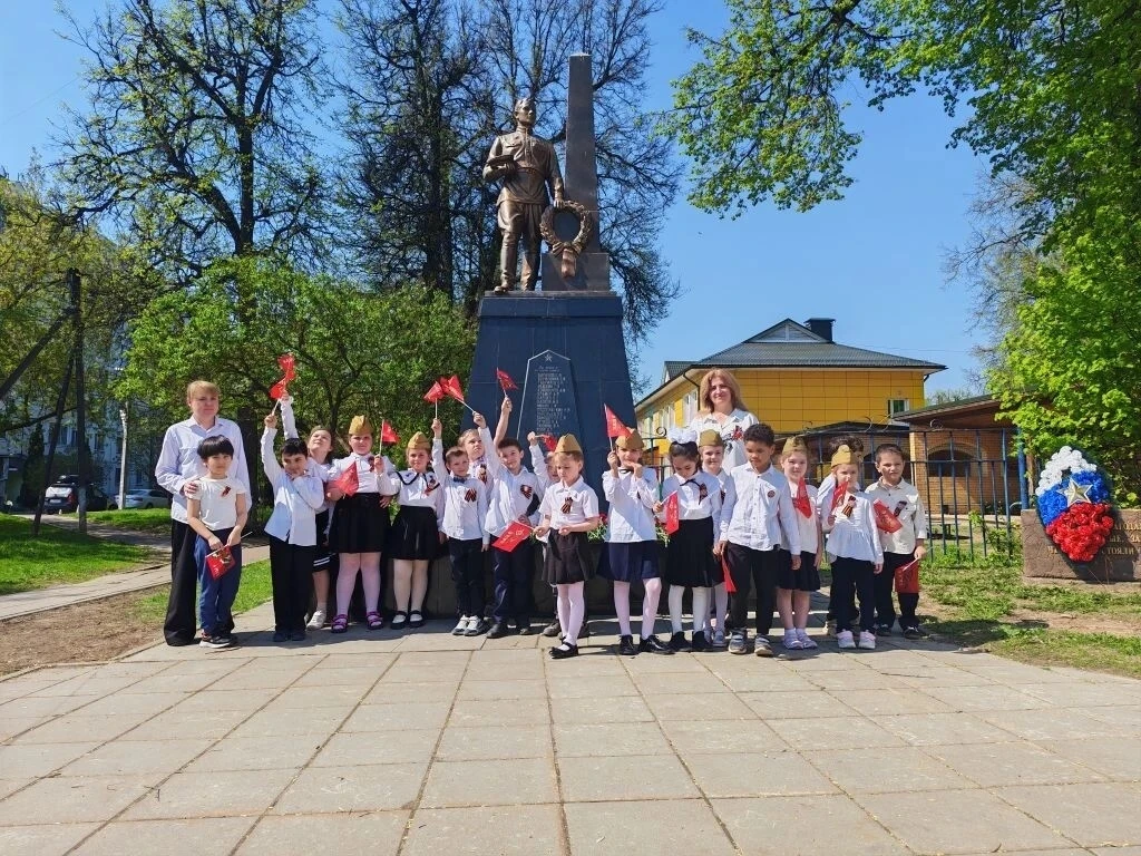 07.05.2026 воспитанники дошкольных отделений МОУ СОШ имени Д.И.Зернова приняли участие в торжественн