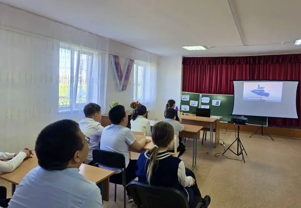 🇷🇺 Утро понедельника традиционно началось с торжественной линейки.