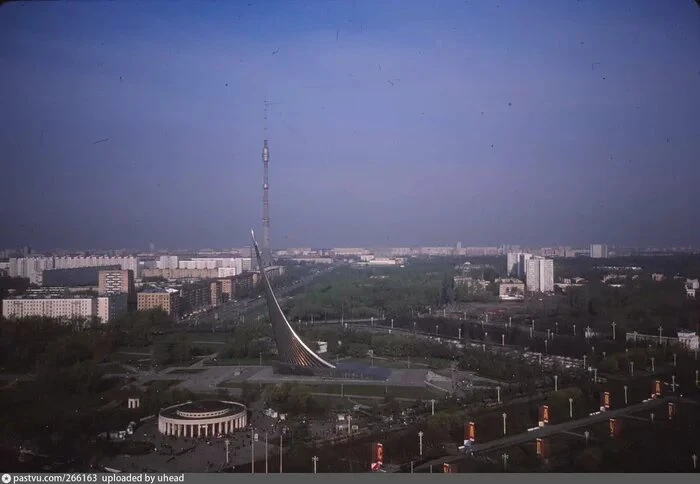 Вид на монумент покорителям космоса и музей космонавтики с гостиницы "Космос", 1987.