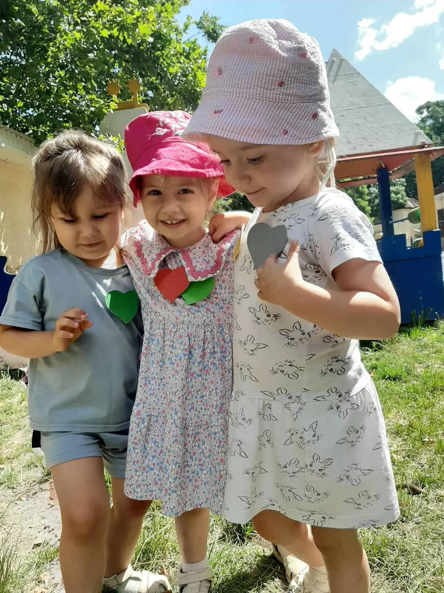 ✨Неделя дружбы🤗

Наши малыши из группы  
"Алые паруса"изготовили цветочки из ладошек, подарили друг
