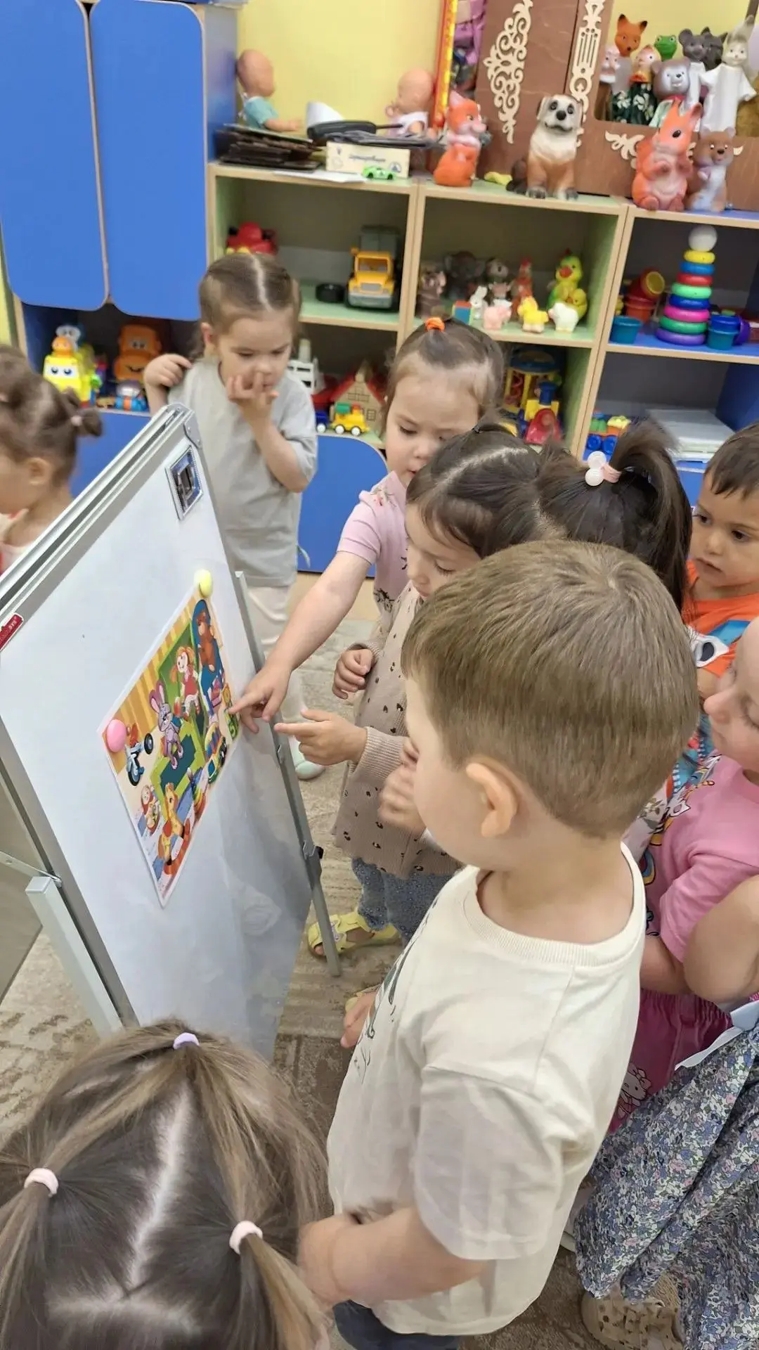Сегодня в 1 младшей группе было по-особенному тепло и уютно! Мы устроили настоящий «День игры и игру