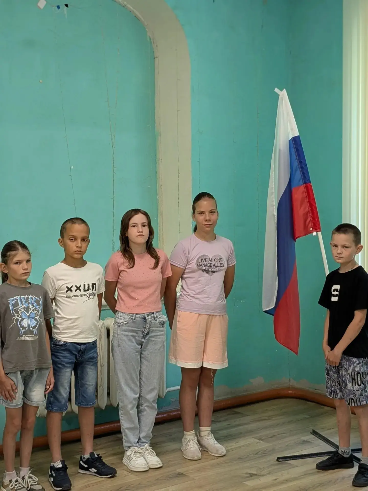 Новая неделя в лагере "Полянка" начался с торжественного  выноса  флага. 
Ритмичная зарядка и вкусны